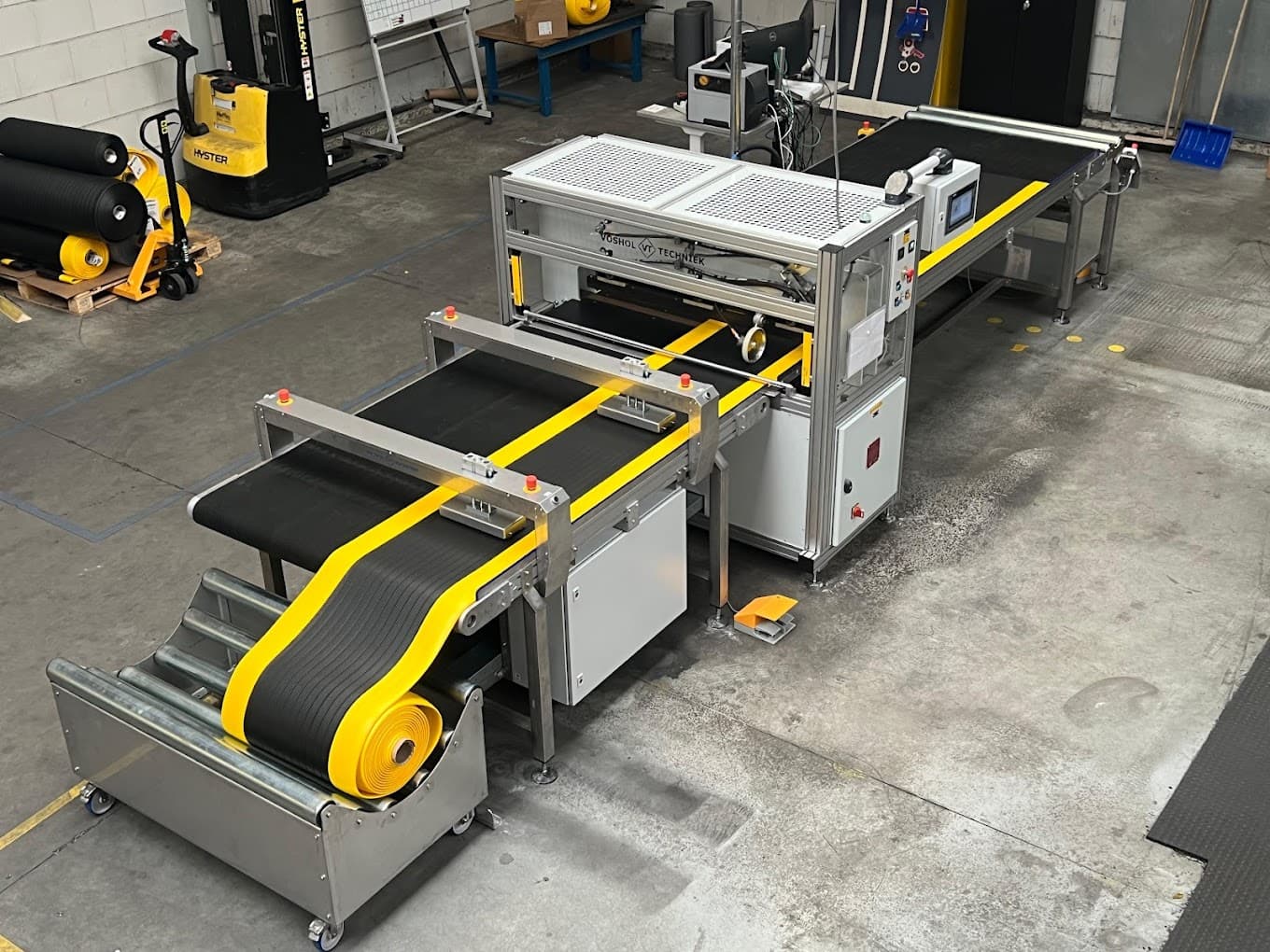Maatwerkmachine met transportband in de werkplaats