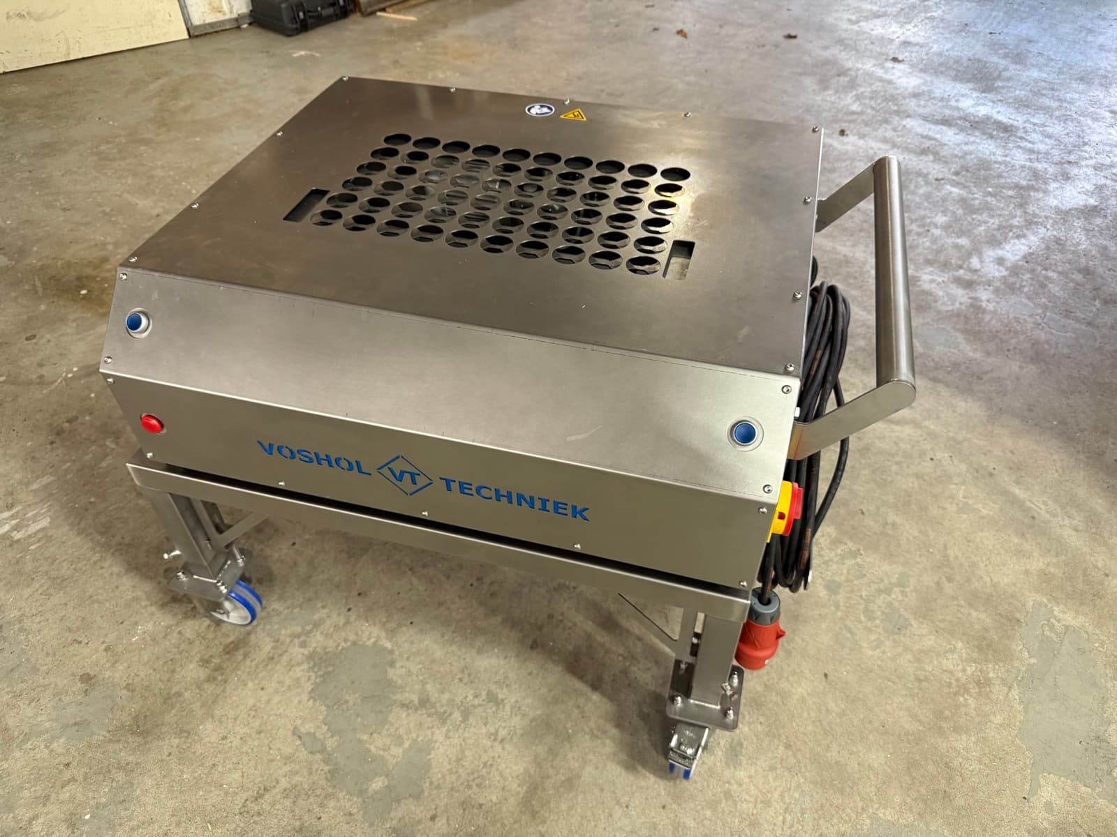 Verrijdbare RVS machine met geperforeerde kap
